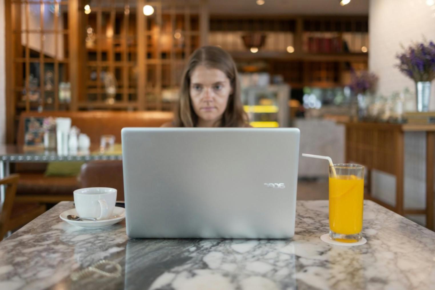 Étudiant travaillant sur une analyse financière